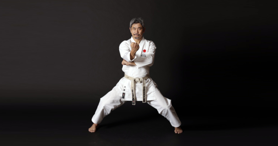 Japanischer Karate-Lehrer Okuma Koichiro steht im Reiterstand (japanisch kiba-dachi)