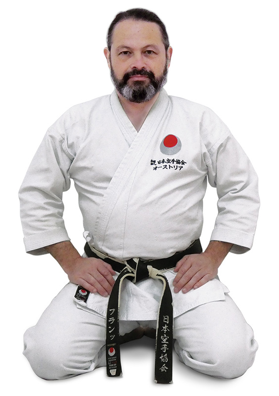 Franz im japanischen Fersensitz, Trainer im Verein Karatekunst Wien