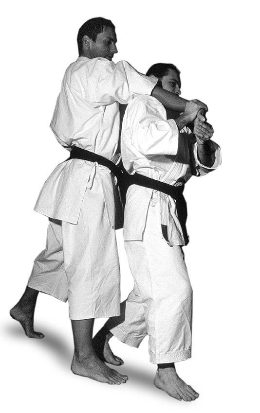 Zwei Personen in Karatestellung