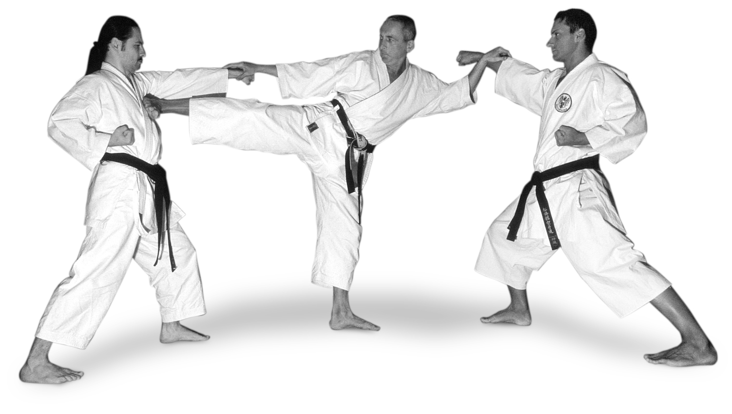 Drei Personen in Karatestellung