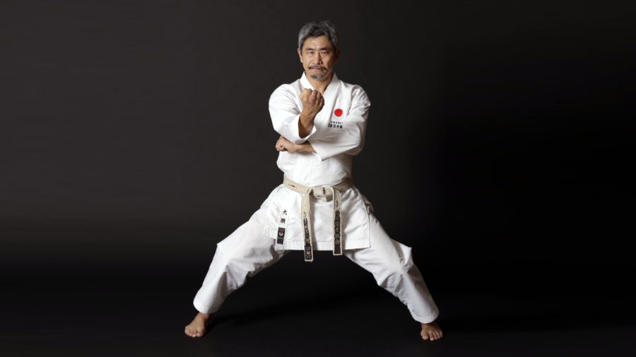 Sensei Okuma im Reitersitz. 